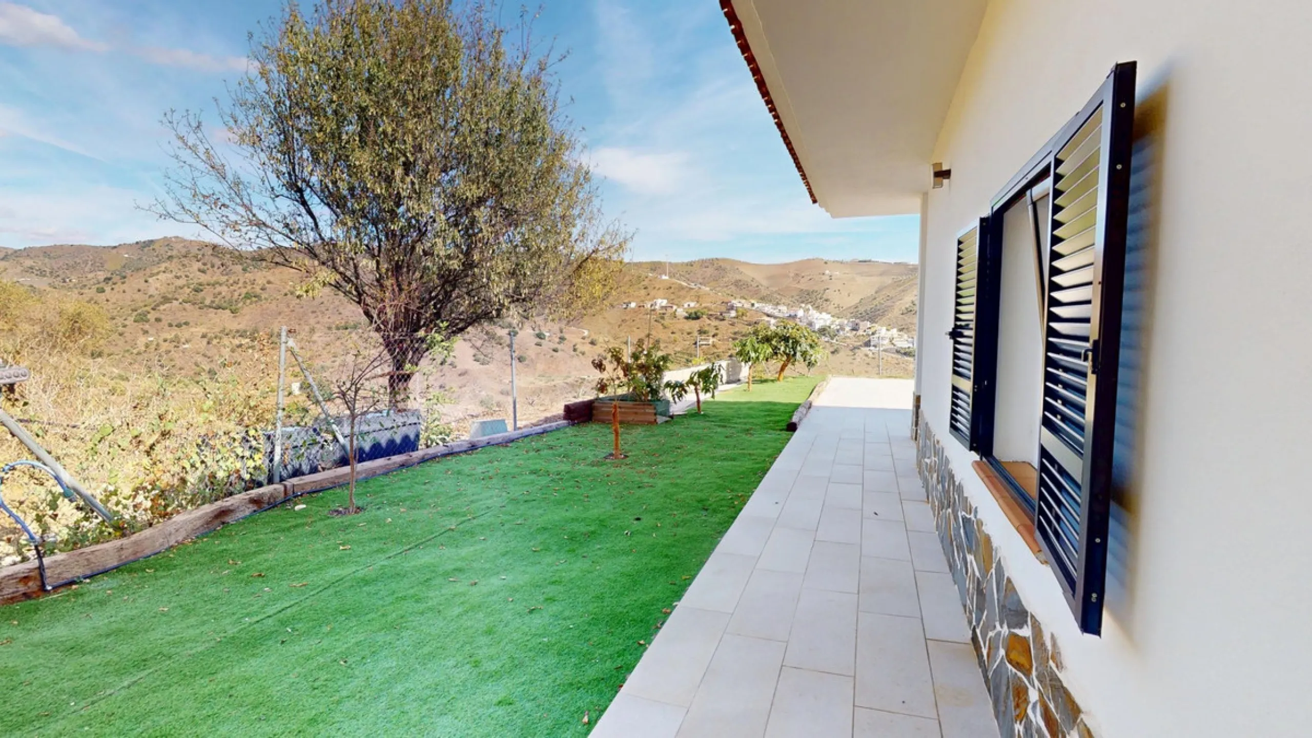 This charming villa in Moclinejo combines comfort, spaciousness and stunning views of the sea and the surrounding mountains. Located on a large plot with a beautiful garden, it offers a peaceful environment to fully enjoy nature and the Mediterranean clim