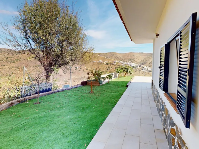 This charming villa in Moclinejo combines comfort, spaciousness and stunning views of the sea and the surrounding mountains. Located on a large plot with a beautiful garden, it offers a peaceful environment to fully enjoy nature and the Mediterranean clim