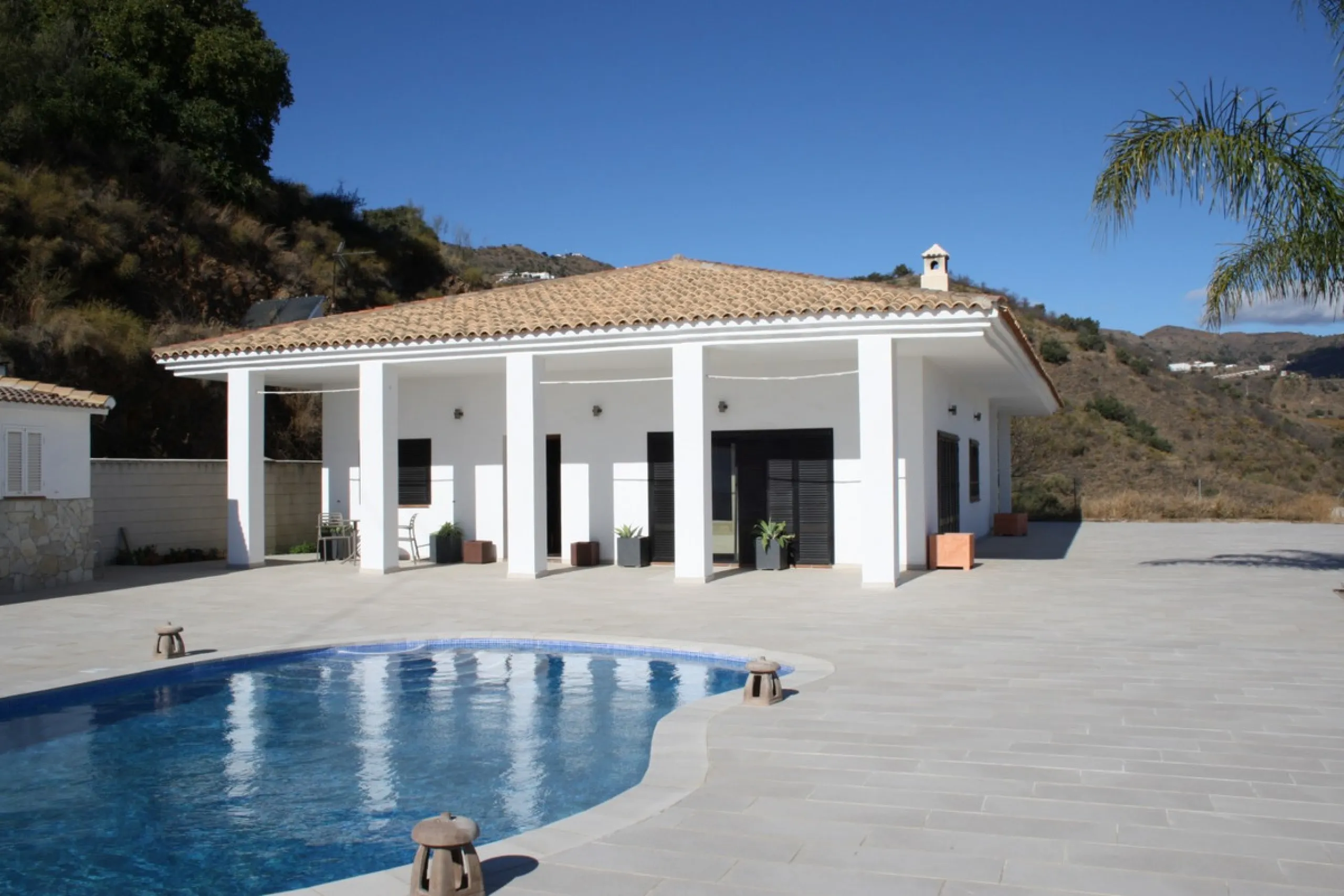 This charming villa in Moclinejo combines comfort, spaciousness and stunning views of the sea and the surrounding mountains. Located on a large plot with a beautiful garden, it offers a peaceful environment to fully enjoy nature and the Mediterranean clim