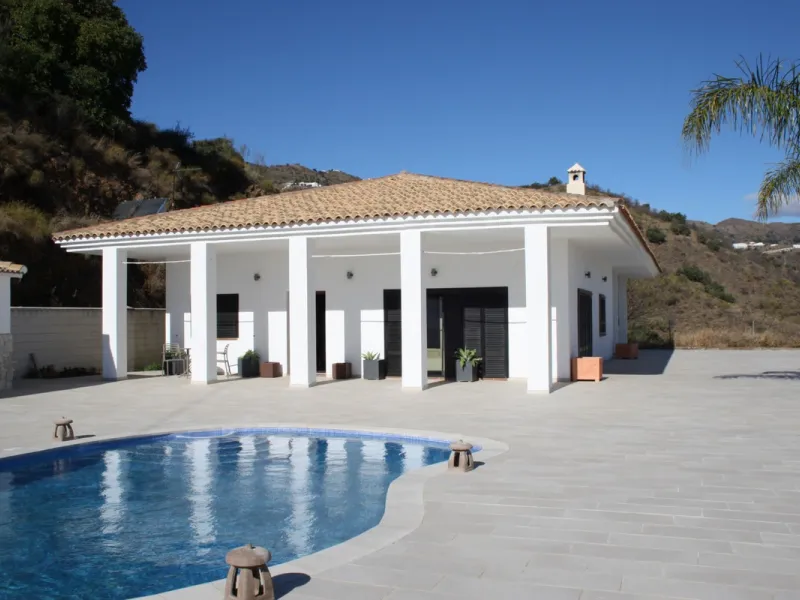 This charming villa in Moclinejo combines comfort, spaciousness and stunning views of the sea and the surrounding mountains. Located on a large plot with a beautiful garden, it offers a peaceful environment to fully enjoy nature and the Mediterranean clim