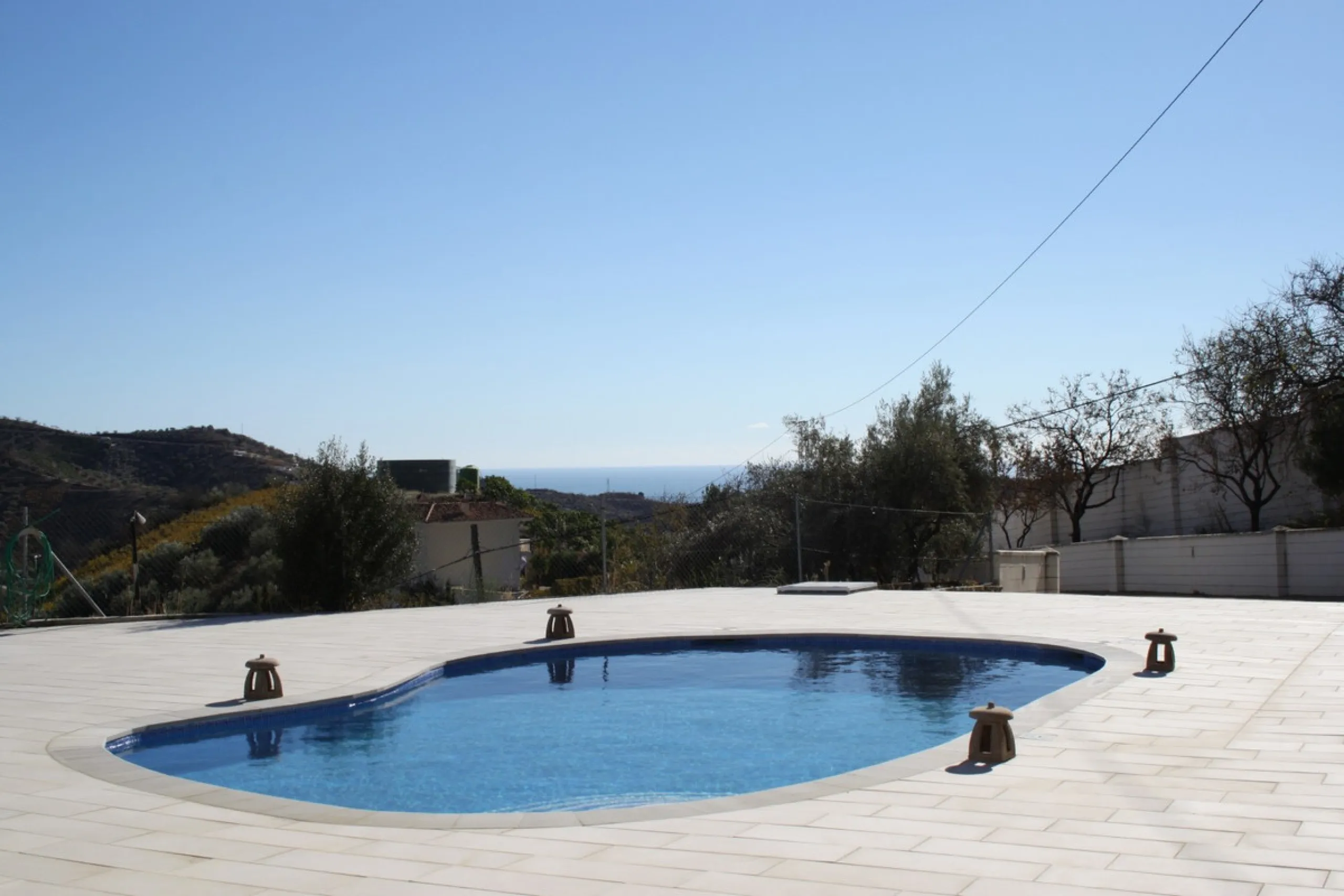 This charming villa in Moclinejo combines comfort, spaciousness and stunning views of the sea and the surrounding mountains. Located on a large plot with a beautiful garden, it offers a peaceful environment to fully enjoy nature and the Mediterranean clim