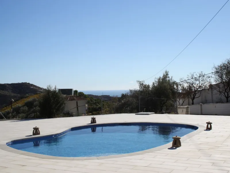 This charming villa in Moclinejo combines comfort, spaciousness and stunning views of the sea and the surrounding mountains. Located on a large plot with a beautiful garden, it offers a peaceful environment to fully enjoy nature and the Mediterranean clim