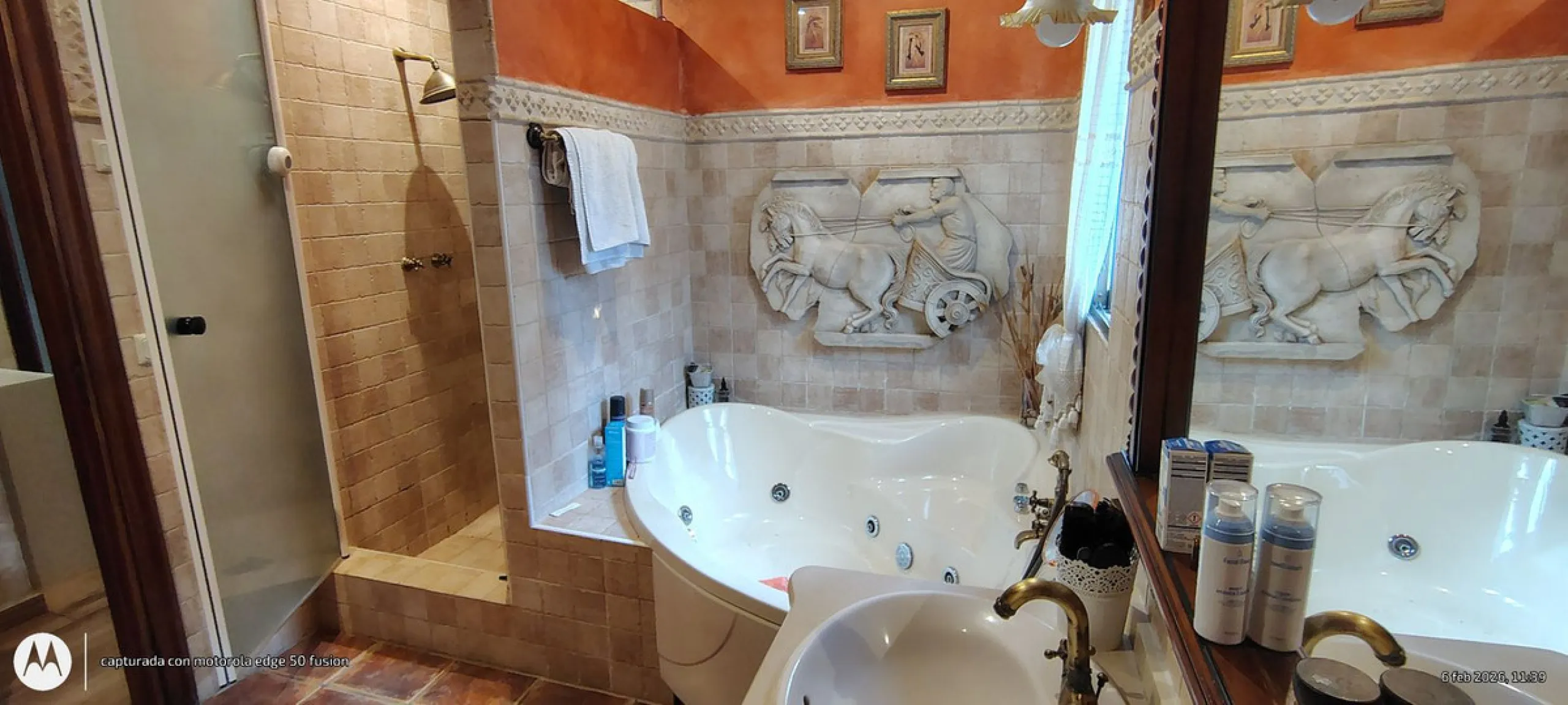 Located in the quiet residential area of Río Real, this villa offers an excellent opportunity for those seeking a home with potential in a pleasant and well-connected setting. The property features 3 bedrooms and 2 bathrooms, as well as a terrace and a co