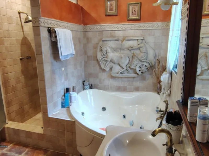 Located in the quiet residential area of Río Real, this villa offers an excellent opportunity for those seeking a home with potential in a pleasant and well-connected setting. The property features 3 bedrooms and 2 bathrooms, as well as a terrace and a co
