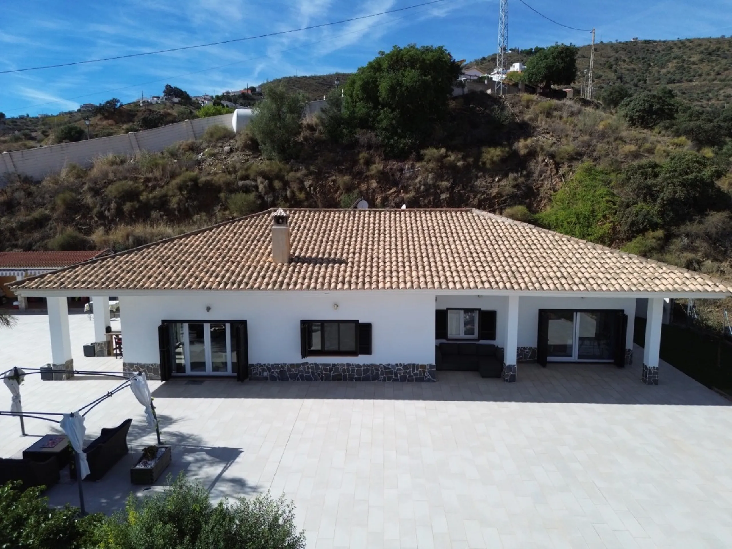 This charming villa in Moclinejo combines comfort, spaciousness and stunning views of the sea and the surrounding mountains. Located on a large plot with a beautiful garden, it offers a peaceful environment to fully enjoy nature and the Mediterranean clim
