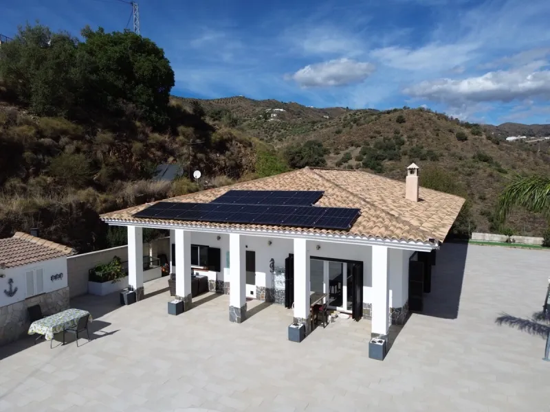 This charming villa in Moclinejo combines comfort, spaciousness and stunning views of the sea and the surrounding mountains. Located on a large plot with a beautiful garden, it offers a peaceful environment to fully enjoy nature and the Mediterranean clim