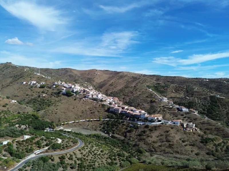 This charming villa in Moclinejo combines comfort, spaciousness and stunning views of the sea and the surrounding mountains. Located on a large plot with a beautiful garden, it offers a peaceful environment to fully enjoy nature and the Mediterranean clim