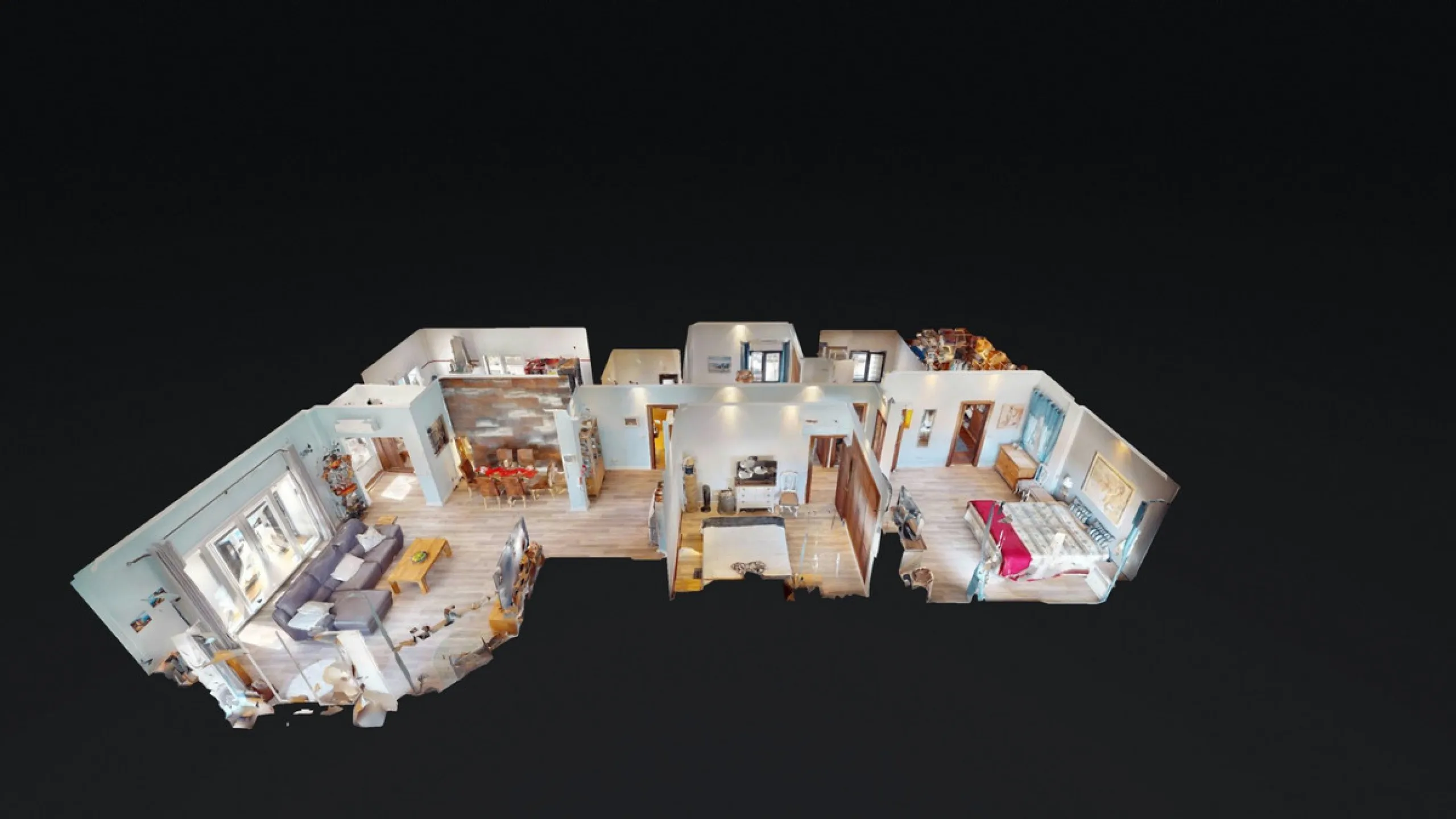 This charming villa in Moclinejo combines comfort, spaciousness and stunning views of the sea and the surrounding mountains. Located on a large plot with a beautiful garden, it offers a peaceful environment to fully enjoy nature and the Mediterranean clim