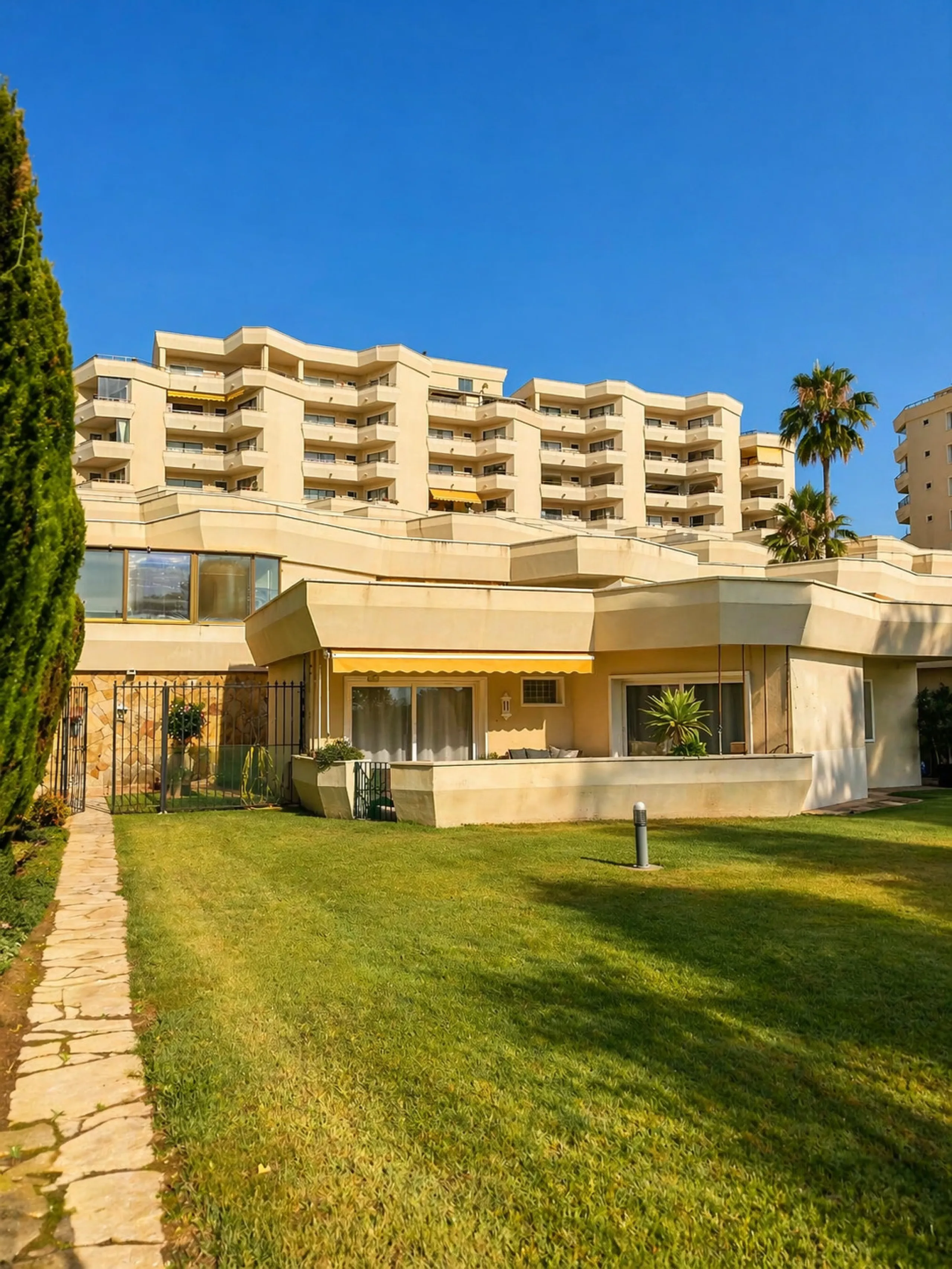 Beautiful apartment located in the sought-after area of Atalaya, Estepona—ideal as a permanent residence or a smart investment opportunity. The property features 2 spacious bedrooms, 1 bathroom, and 1 en-suite bathroom, with an east-facing orientation tha
