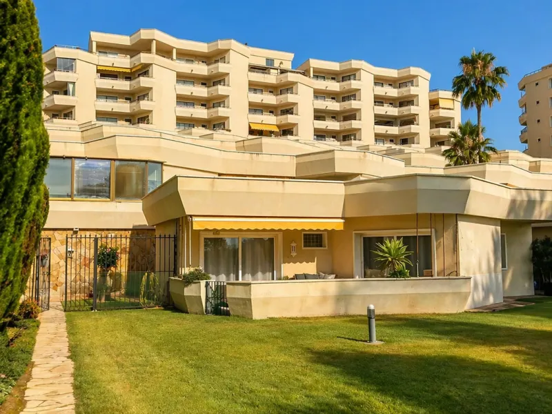 Beautiful apartment located in the sought-after area of Atalaya, Estepona—ideal as a permanent residence or a smart investment opportunity. The property features 2 spacious bedrooms, 1 bathroom, and 1 en-suite bathroom, with an east-facing orientation tha