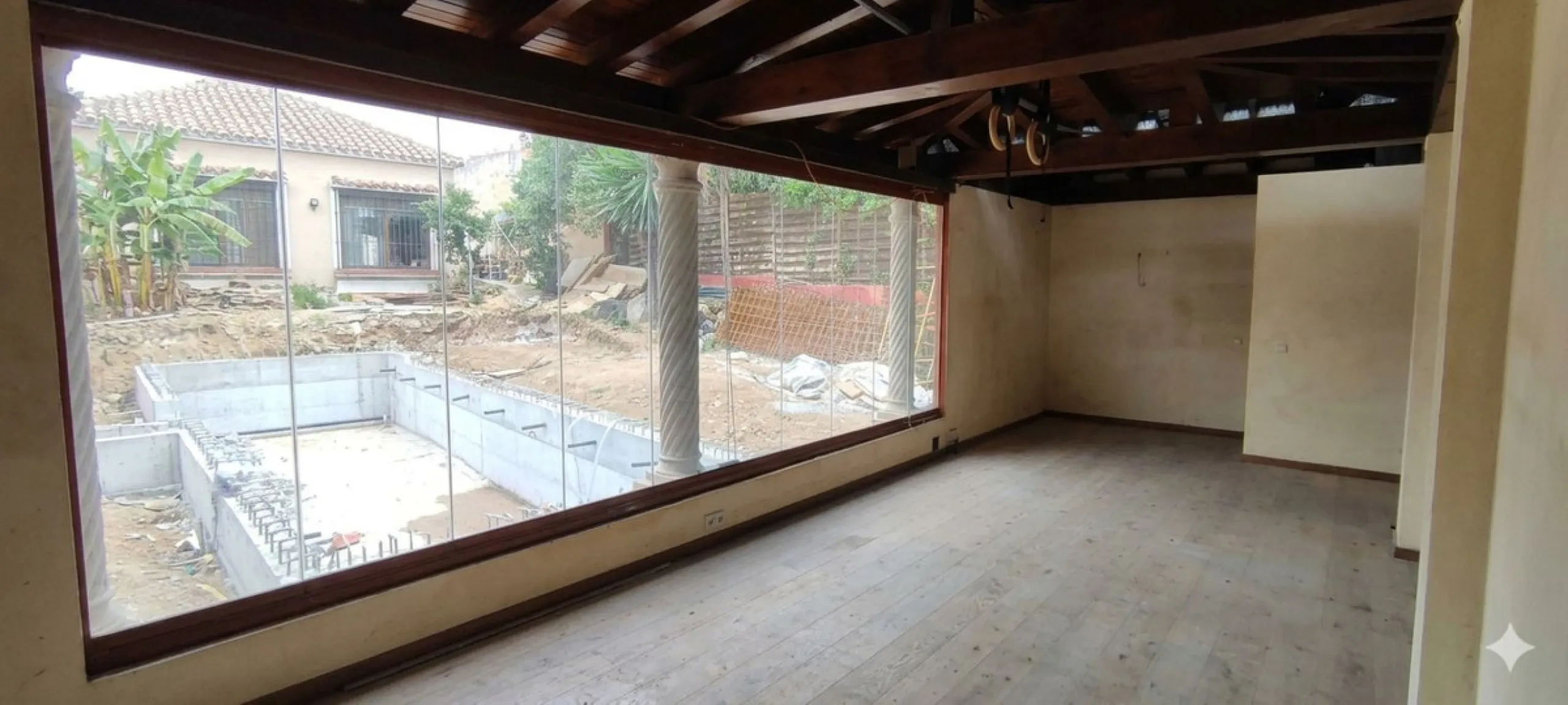 Located in the quiet residential area of Río Real, this villa offers an excellent opportunity for those seeking a home with potential in a pleasant and well-connected setting. The property features 3 bedrooms and 2 bathrooms, as well as a terrace and a co