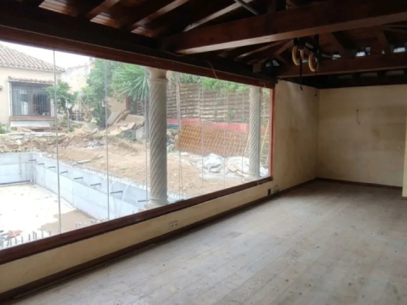 Located in the quiet residential area of Río Real, this villa offers an excellent opportunity for those seeking a home with potential in a pleasant and well-connected setting. The property features 3 bedrooms and 2 bathrooms, as well as a terrace and a co