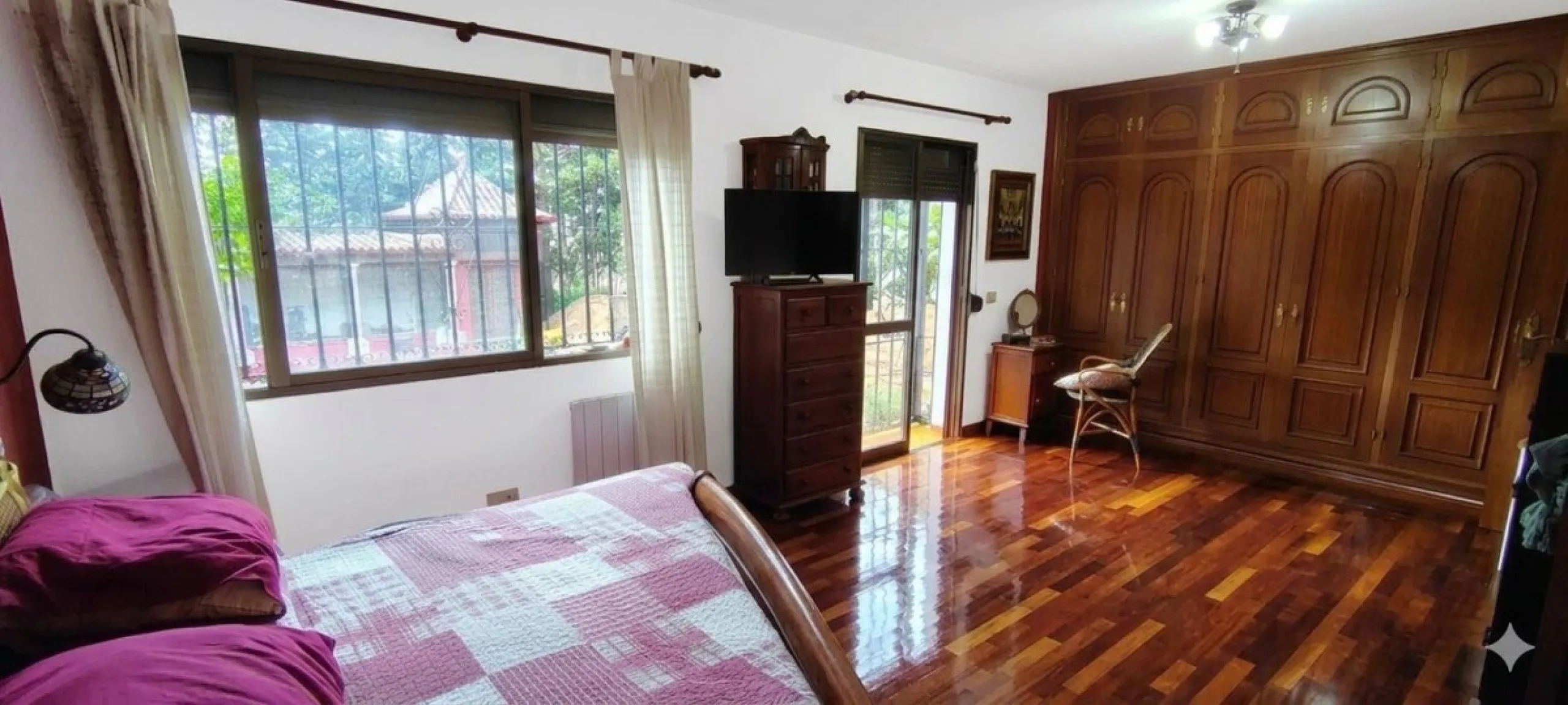 Located in the quiet residential area of Río Real, this villa offers an excellent opportunity for those seeking a home with potential in a pleasant and well-connected setting. The property features 3 bedrooms and 2 bathrooms, as well as a terrace and a co