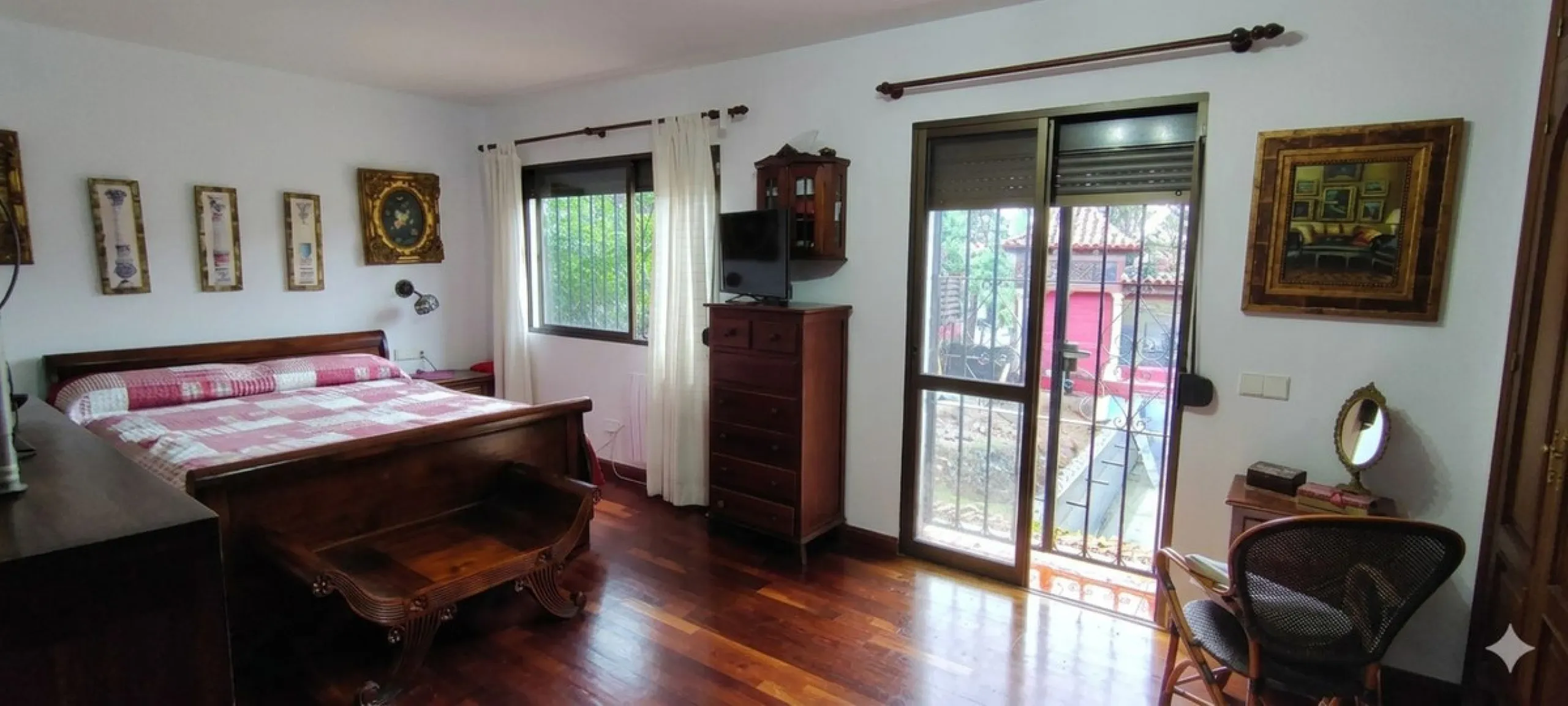 Located in the quiet residential area of Río Real, this villa offers an excellent opportunity for those seeking a home with potential in a pleasant and well-connected setting. The property features 3 bedrooms and 2 bathrooms, as well as a terrace and a co