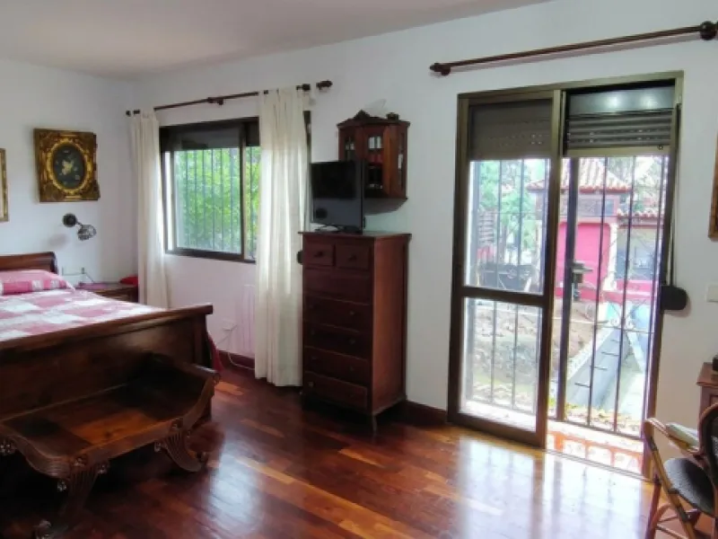 Located in the quiet residential area of Río Real, this villa offers an excellent opportunity for those seeking a home with potential in a pleasant and well-connected setting. The property features 3 bedrooms and 2 bathrooms, as well as a terrace and a co