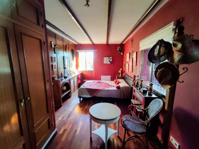 Located in the quiet residential area of Río Real, this villa offers an excellent opportunity for those seeking a home with potential in a pleasant and well-connected setting. The property features 3 bedrooms and 2 bathrooms, as well as a terrace and a co