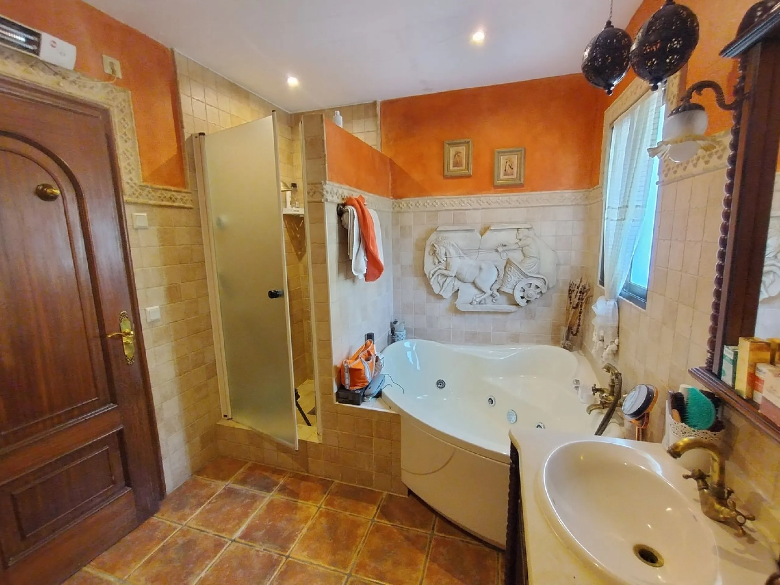 Located in the quiet residential area of Río Real, this villa offers an excellent opportunity for those seeking a home with potential in a pleasant and well-connected setting. The property features 3 bedrooms and 2 bathrooms, as well as a terrace and a co
