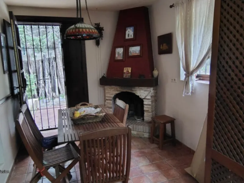 Located in the quiet residential area of Río Real, this villa offers an excellent opportunity for those seeking a home with potential in a pleasant and well-connected setting. The property features 3 bedrooms and 2 bathrooms, as well as a terrace and a co