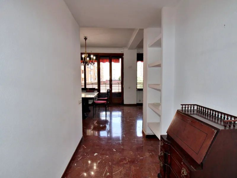 Prestigious Middle-Floor Apartment in one of Málaga's Iconic Buildings.