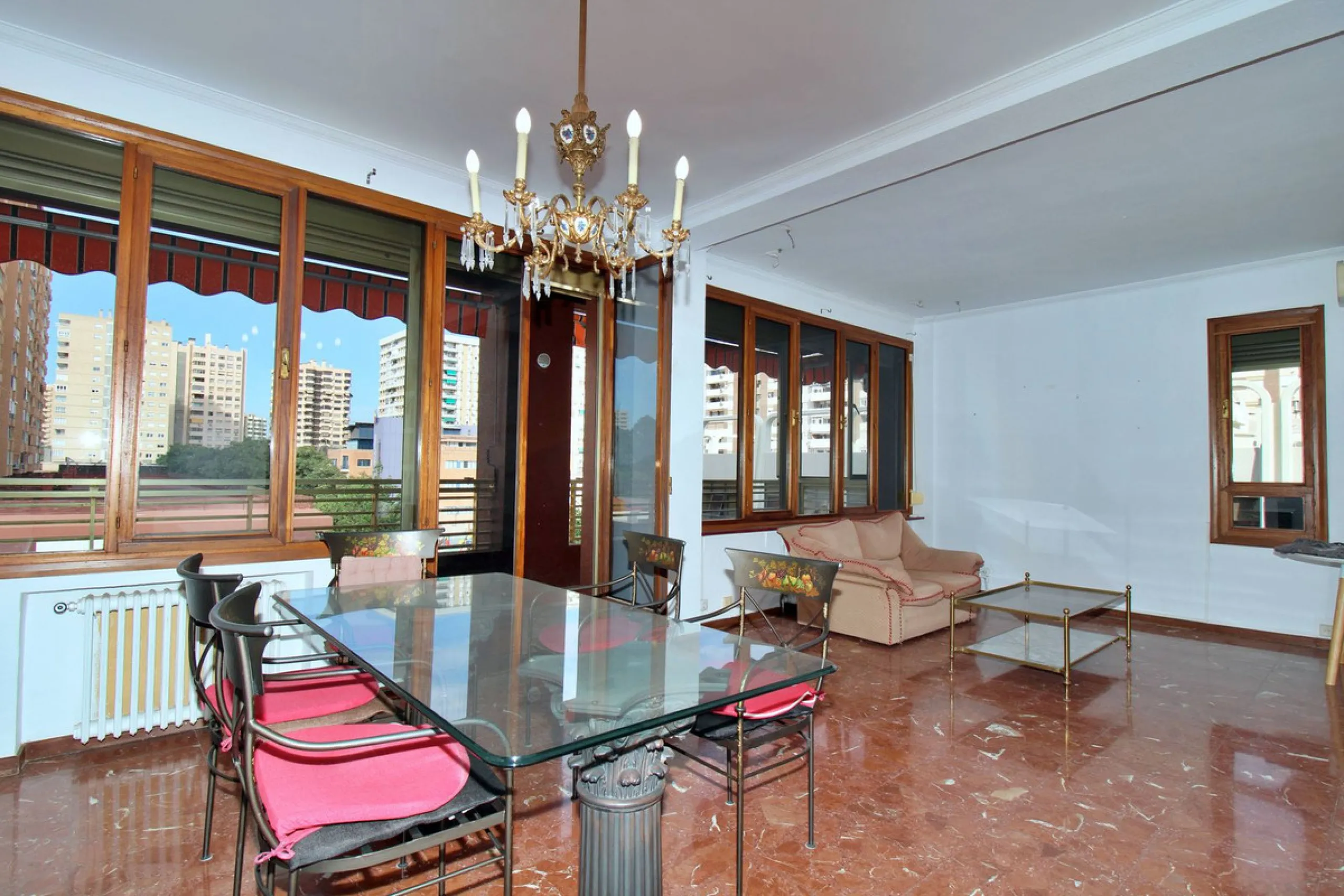 Prestigious Middle-Floor Apartment in one of Málaga's Iconic Buildings.