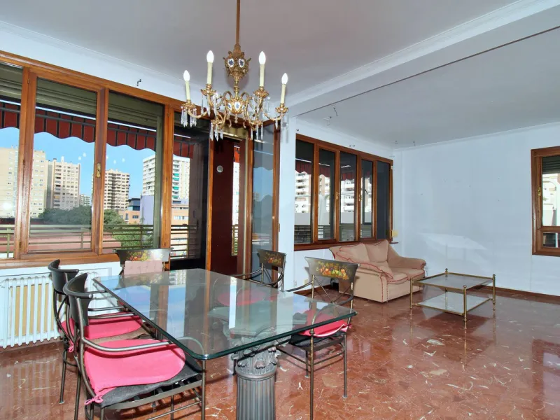 Prestigious Middle-Floor Apartment in one of Málaga's Iconic Buildings.