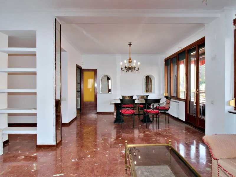 Prestigious Middle-Floor Apartment in one of Málaga's Iconic Buildings.