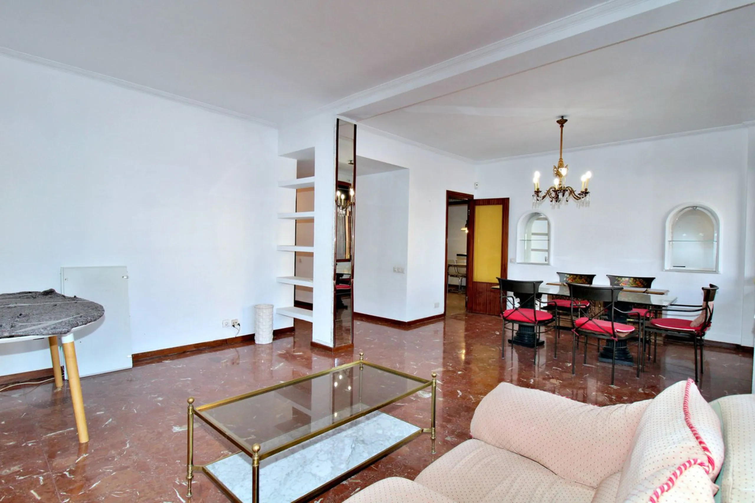 Prestigious Middle-Floor Apartment in one of Málaga's Iconic Buildings.