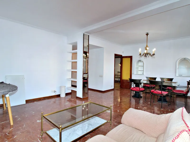 Prestigious Middle-Floor Apartment in one of Málaga's Iconic Buildings.
