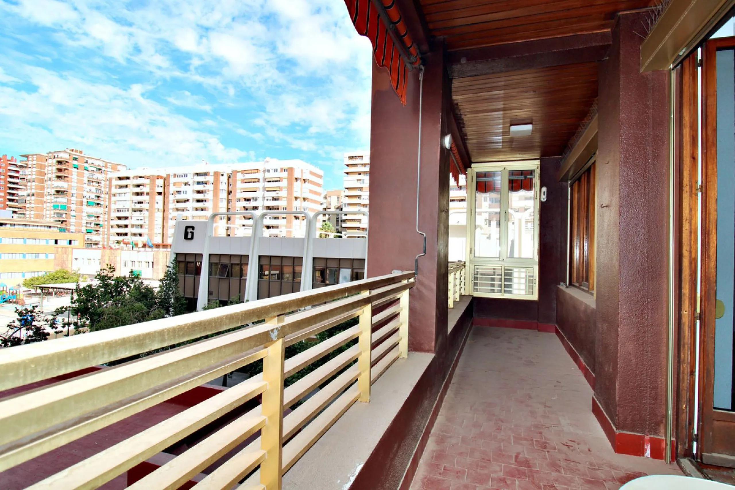 Prestigious Middle-Floor Apartment in one of Málaga's Iconic Buildings.