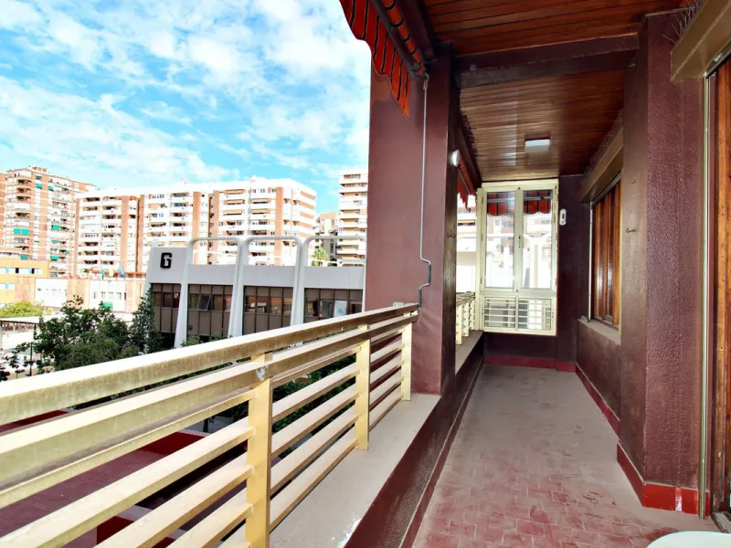 Prestigious Middle-Floor Apartment in one of Málaga's Iconic Buildings.