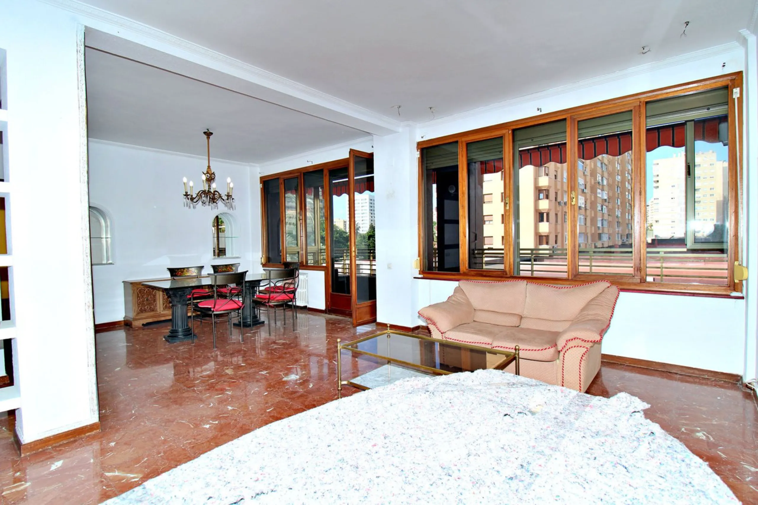 Prestigious Middle-Floor Apartment in one of Málaga's Iconic Buildings.