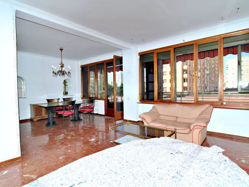 Prestigious Middle-Floor Apartment in one of Málaga's Iconic Buildings.