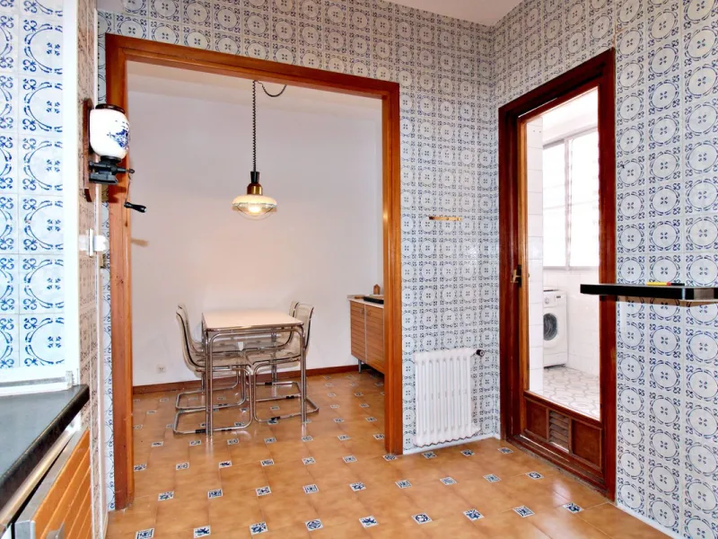 Prestigious Middle-Floor Apartment in one of Málaga's Iconic Buildings.