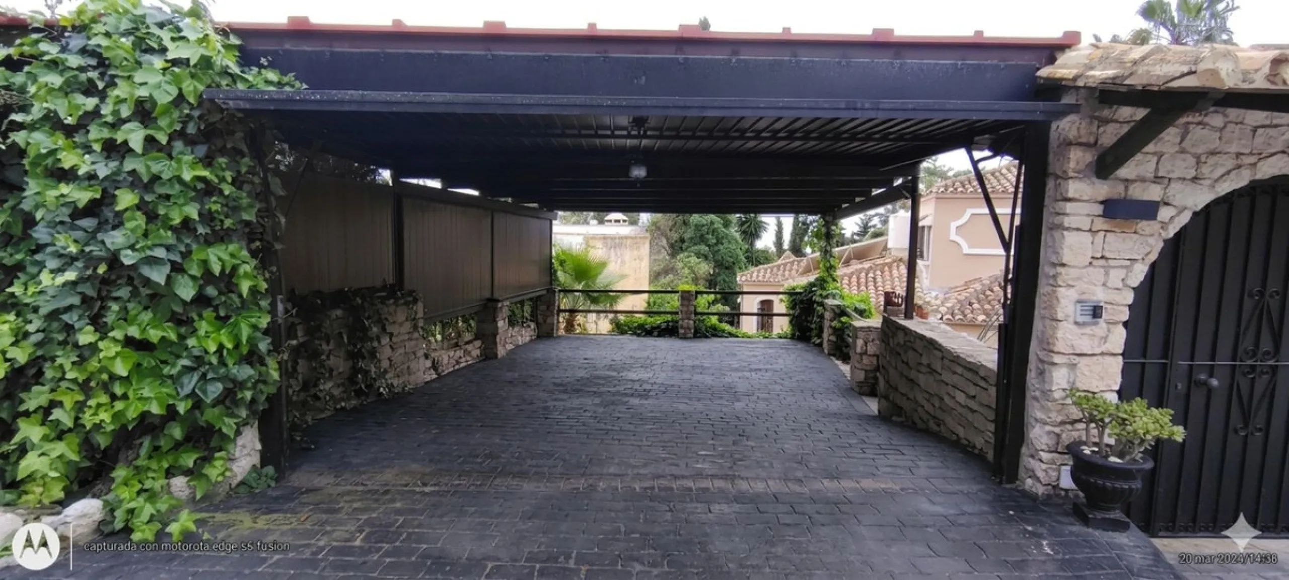 Located in the quiet residential area of Río Real, this villa offers an excellent opportunity for those seeking a home with potential in a pleasant and well-connected setting. The property features 3 bedrooms and 2 bathrooms, as well as a terrace and a co