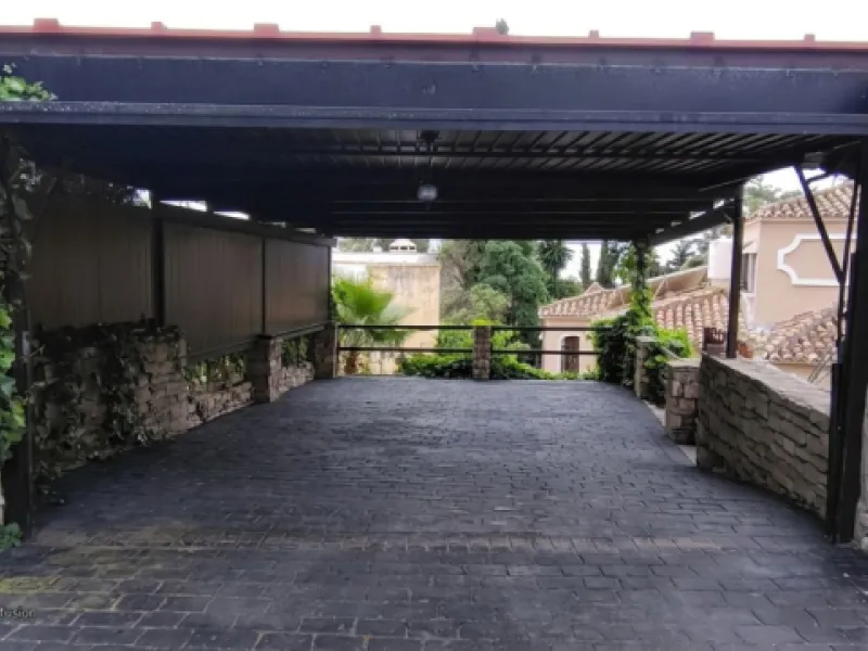 Located in the quiet residential area of Río Real, this villa offers an excellent opportunity for those seeking a home with potential in a pleasant and well-connected setting. The property features 3 bedrooms and 2 bathrooms, as well as a terrace and a co