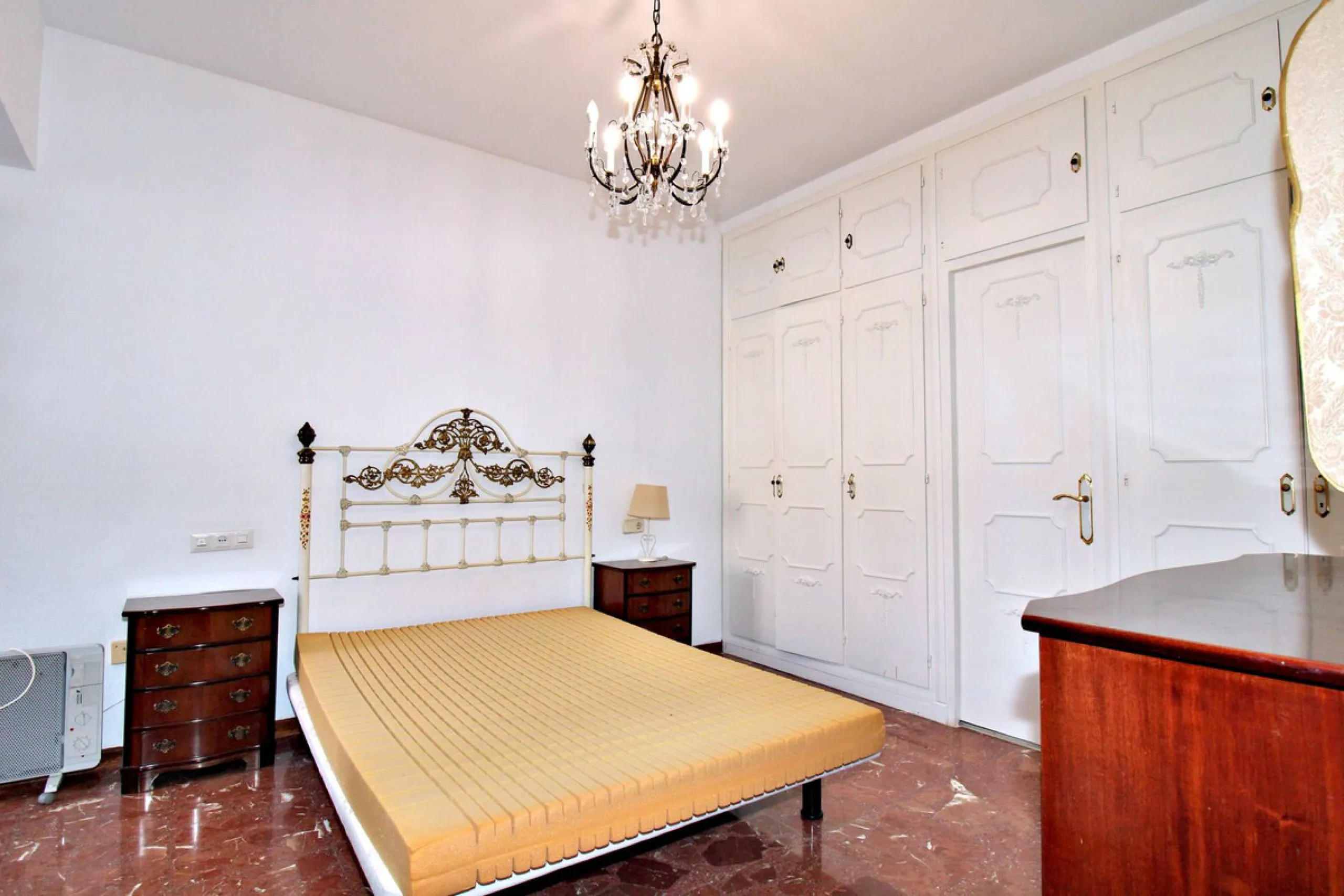 Prestigious Middle-Floor Apartment in one of Málaga's Iconic Buildings.