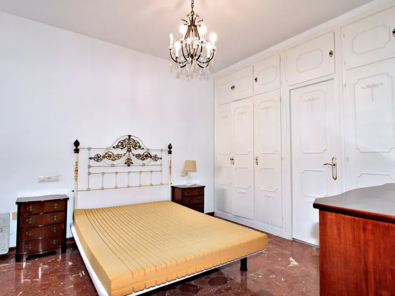 Prestigious Middle-Floor Apartment in one of Málaga's Iconic Buildings.