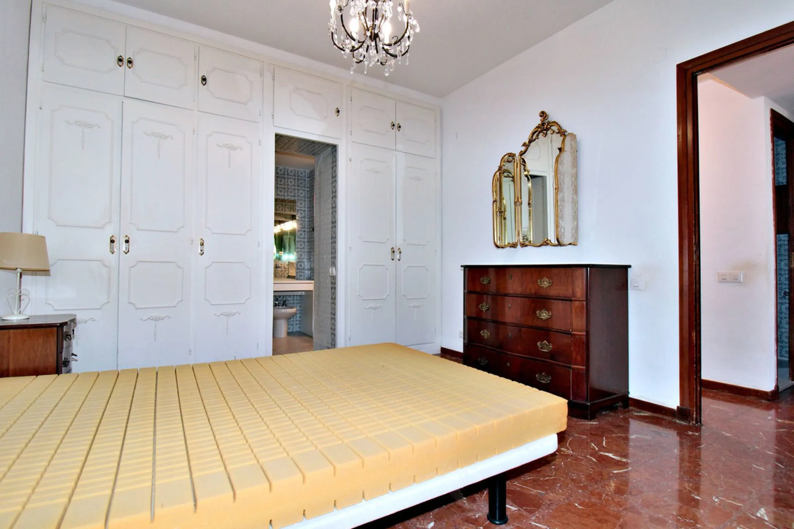 Prestigious Middle-Floor Apartment in one of Málaga's Iconic Buildings.