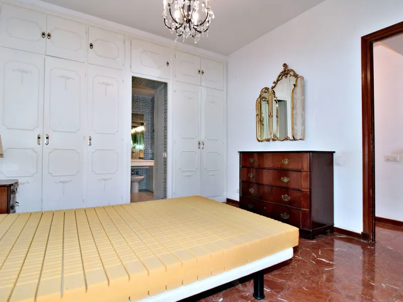 Prestigious Middle-Floor Apartment in one of Málaga's Iconic Buildings.