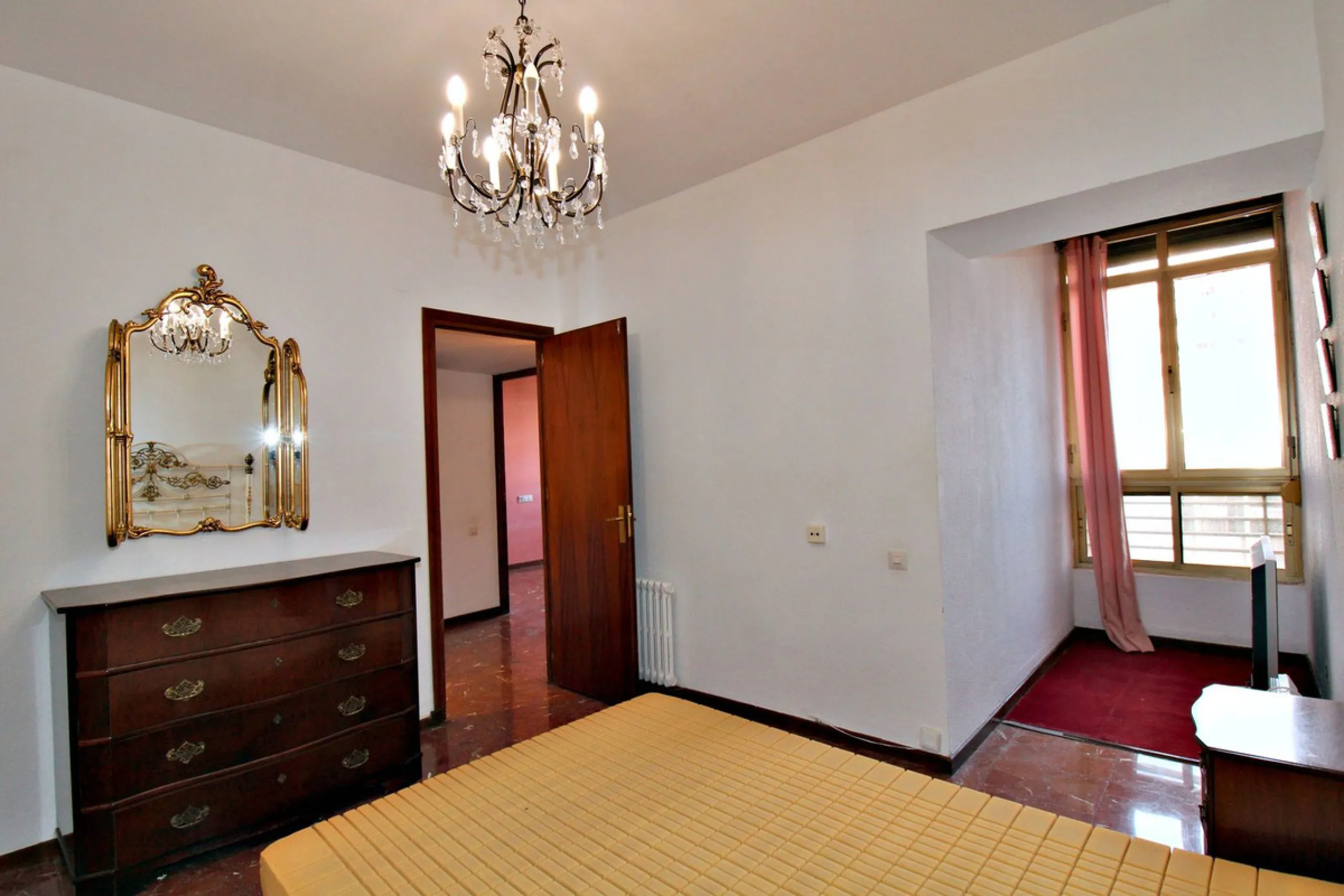Prestigious Middle-Floor Apartment in one of Málaga's Iconic Buildings.