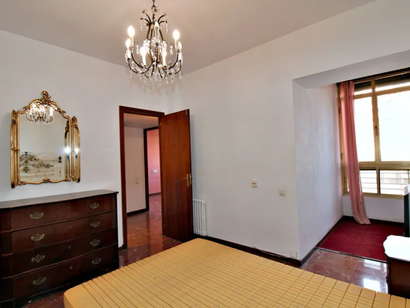 Prestigious Middle-Floor Apartment in one of Málaga's Iconic Buildings.