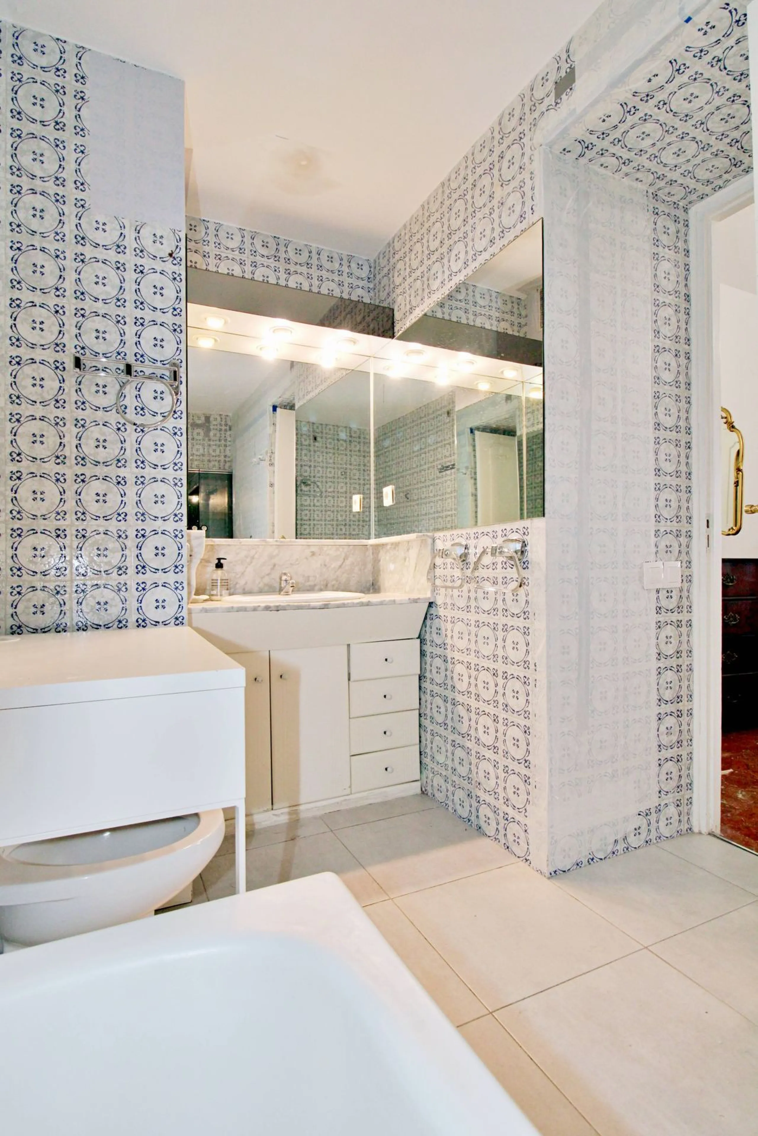 Prestigious Middle-Floor Apartment in one of Málaga's Iconic Buildings.