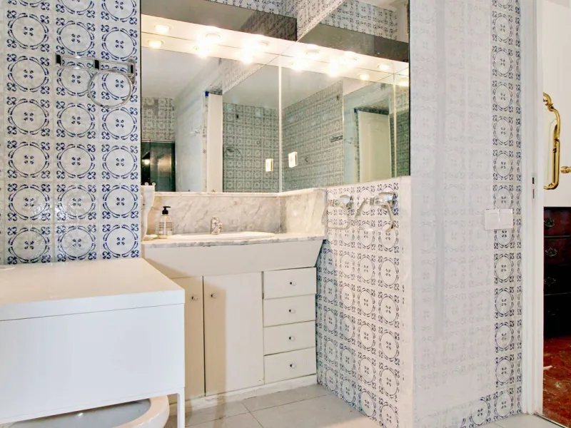 Prestigious Middle-Floor Apartment in one of Málaga's Iconic Buildings.