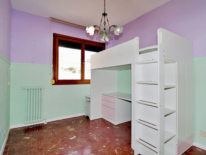 Prestigious Middle-Floor Apartment in one of Málaga's Iconic Buildings.
