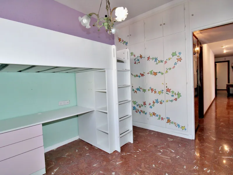 Prestigious Middle-Floor Apartment in one of Málaga's Iconic Buildings.
