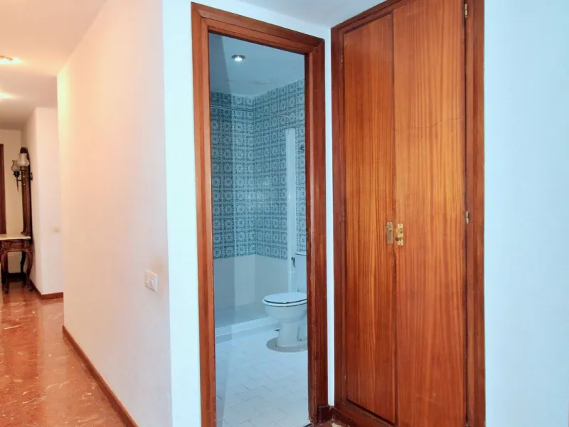 Prestigious Middle-Floor Apartment in one of Málaga's Iconic Buildings.