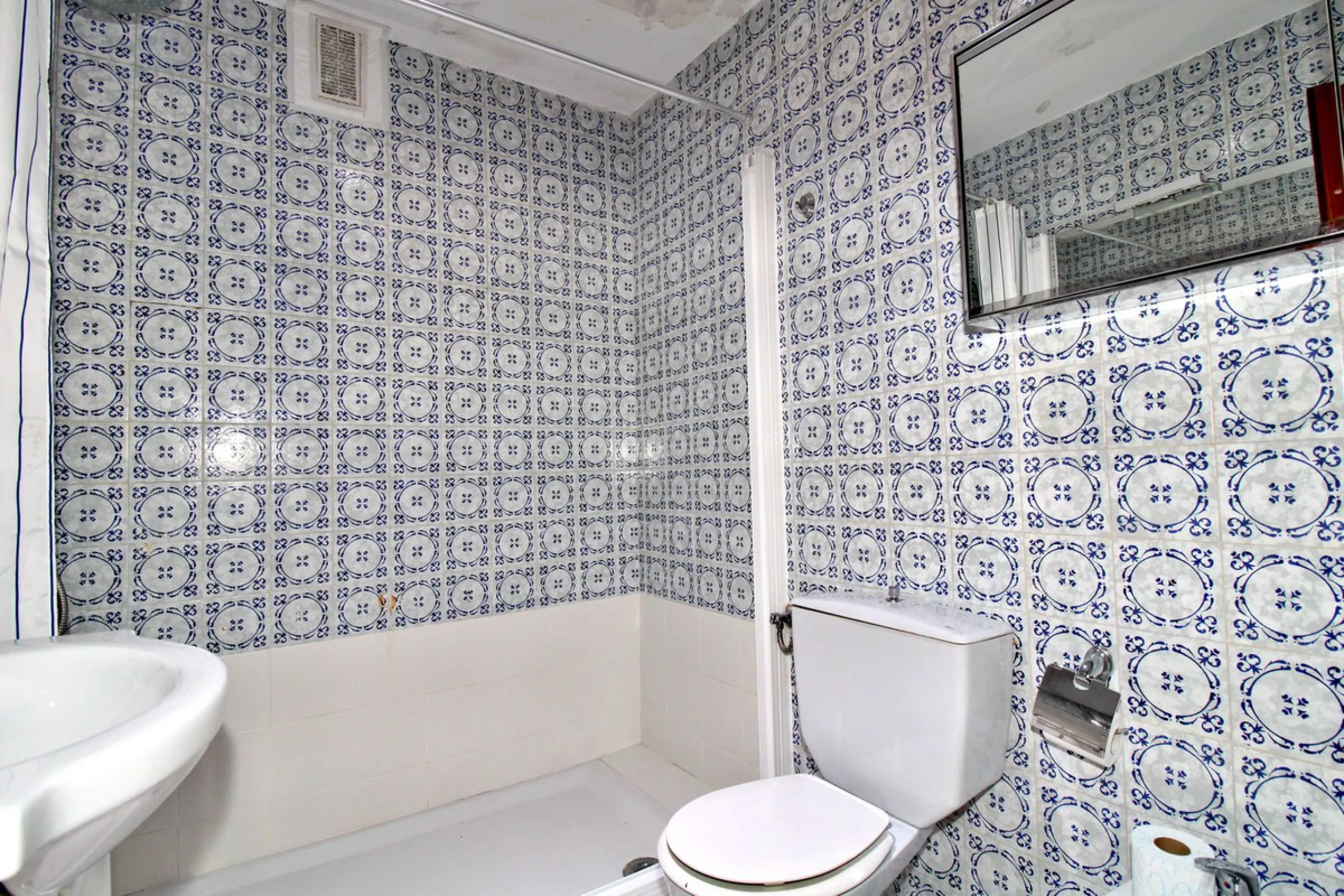 Prestigious Middle-Floor Apartment in one of Málaga's Iconic Buildings.