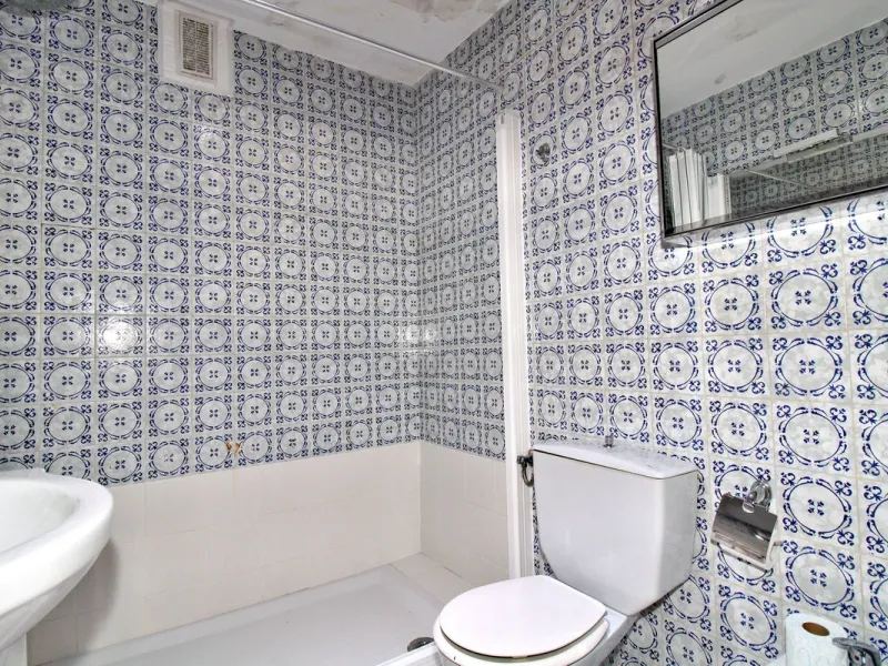 Prestigious Middle-Floor Apartment in one of Málaga's Iconic Buildings.