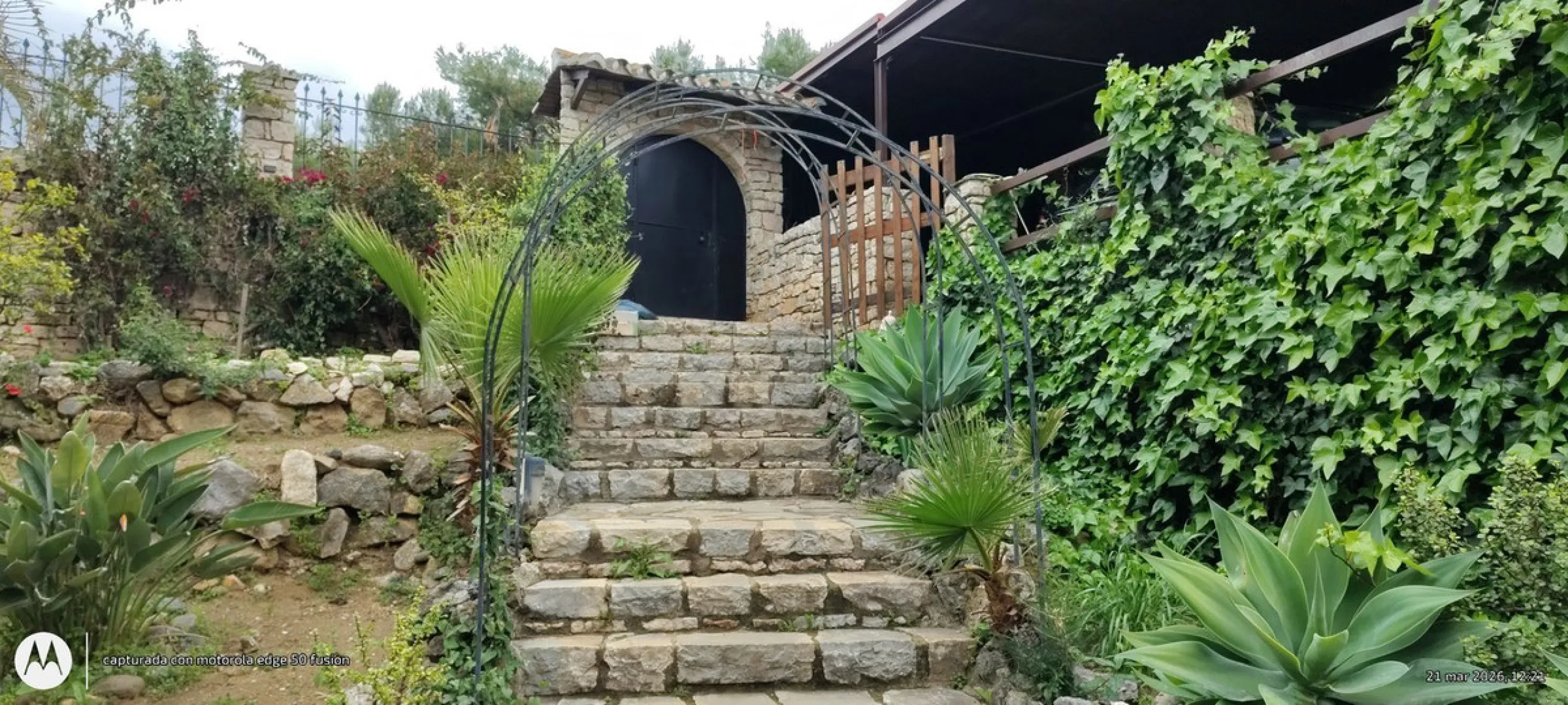 Located in the quiet residential area of Río Real, this villa offers an excellent opportunity for those seeking a home with potential in a pleasant and well-connected setting. The property features 3 bedrooms and 2 bathrooms, as well as a terrace and a co