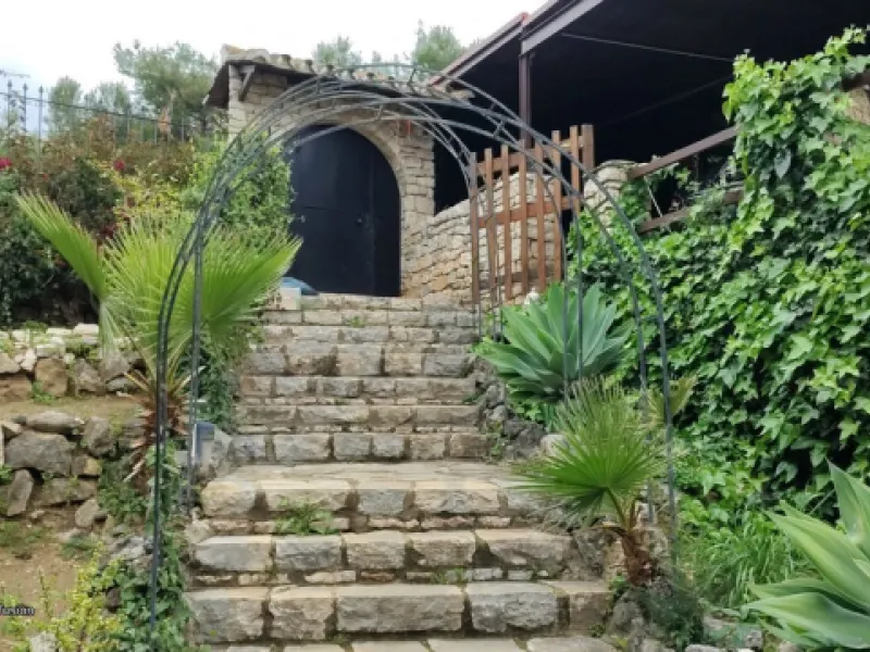 Located in the quiet residential area of Río Real, this villa offers an excellent opportunity for those seeking a home with potential in a pleasant and well-connected setting. The property features 3 bedrooms and 2 bathrooms, as well as a terrace and a co